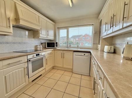 4 bedroom Detached house for sale in Helsby Road, Lincoln, LN5