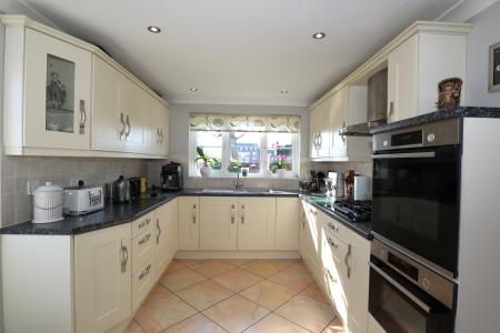 5 bedroom Detached house for sale in Aisne Close, Lincoln, LN1