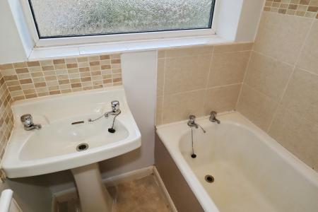 3 bedroom Semi-detached house to let in High Street, Caythorpe, NG32