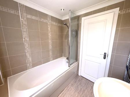 4 bedroom Detached house to let in Headland Way, Navenby, LN5