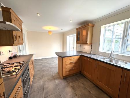 4 bedroom Detached house to let in Headland Way, Navenby, LN5