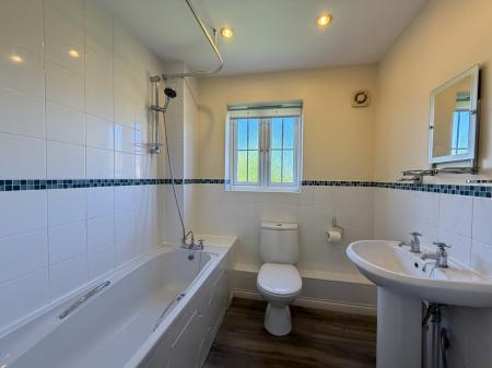4 bedroom Detached house for sale in Heath Road, Navenby, LN5
