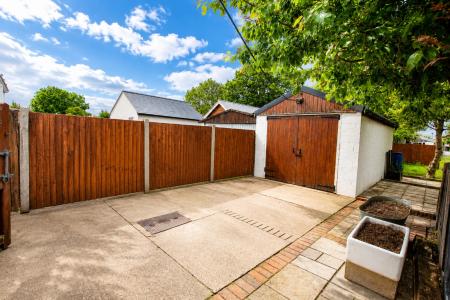 3 bedroom Semi-detached bungalow for sale in Newark Road, Lincoln, LN6