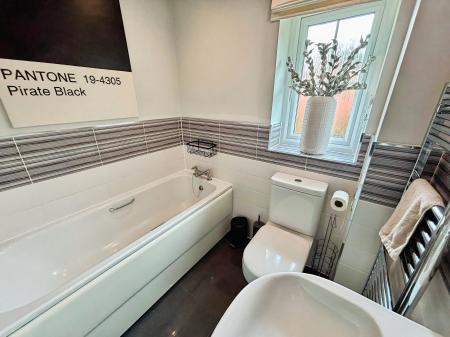 3 bedroom Semi-detached house to let in Tiber Road, North Hykeham, LN6