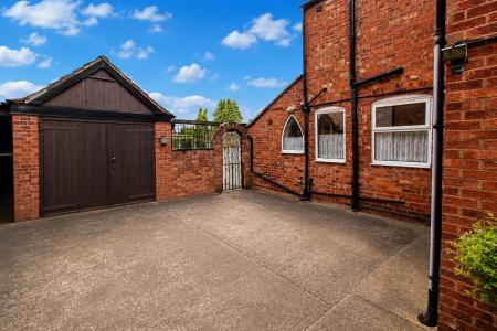 3 bedroom Detached house for sale in Skellingthorpe Road, Lincoln, LN6