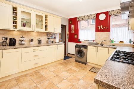 3 bedroom Detached house for sale in Skellingthorpe Road, Lincoln, LN6