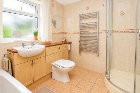 4 bedroom Detached bungalow for sale in Lowthorpe, Southrey, LN3