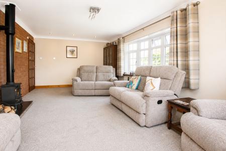 4 bedroom Detached bungalow for sale in Lowthorpe, Southrey, LN3