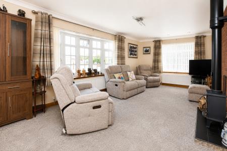 4 bedroom Detached bungalow for sale in Lowthorpe, Southrey, LN3