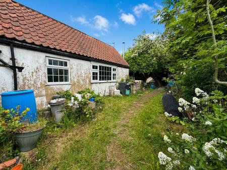 4 bedroom Semi-detached house for sale in Church Lane, North Carlton, LN1