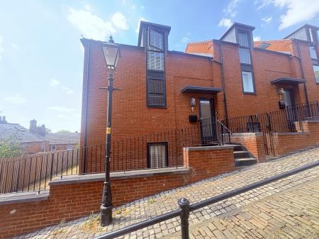 3 bedroom Terraced House for sale in Motherby Hill, Lincoln, LN1