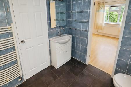 4 bedroom Bungalow to let in Hibaldstow Close, Lincoln, LN6
