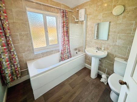 3 bedroom Semi-detached house to let in Moorland Avenue, Lincoln, LN6