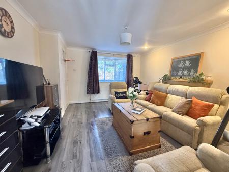 3 bedroom Semi-detached house to let in Brigg Close, Lincoln, LN6