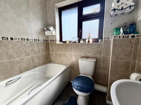 3 bedroom Semi-detached house to let in Brigg Close, Lincoln, LN6