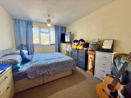 3 bedroom Semi-detached house to let in Brigg Close, Lincoln, LN6