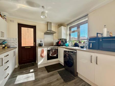 3 bedroom Semi-detached house to let in Brigg Close, Lincoln, LN6