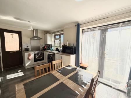 3 bedroom Semi-detached house to let in Brigg Close, Lincoln, LN6