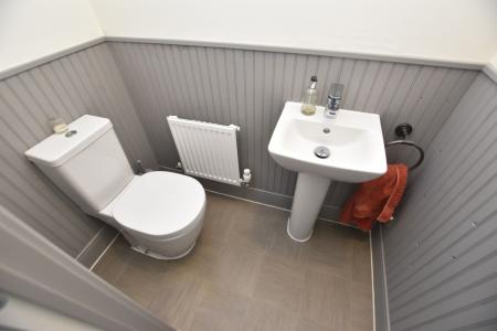 5 bedroom Detached house for sale in Dragonfly Close, East Leake, LE12