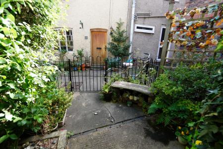 2 bedroom Terraced House for sale in Meadow Lane, Loughborough, LE11