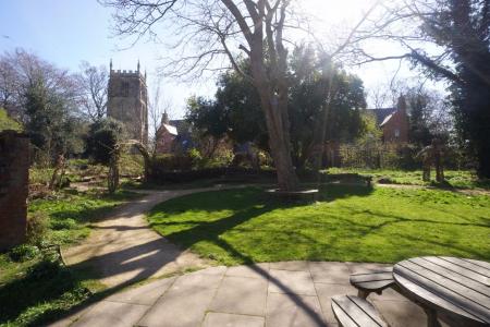2 bedroom Terraced House for sale in Meadow Lane, Loughborough, LE11