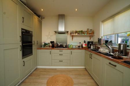 4 bedroom Detached house for sale in Windmill Crescent, East Leake, LE12