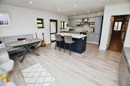 2 bedroom Semi-detached bungalow for sale in Shepherds Close, Loughborough, LE11