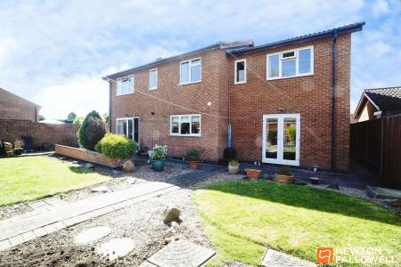5 bedroom Detached house for sale in Buckingham Drive, Loughborough, LE11
