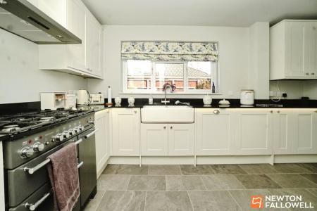 5 bedroom Detached house for sale in Buckingham Drive, Loughborough, LE11