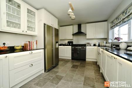 5 bedroom Detached house for sale in Buckingham Drive, Loughborough, LE11