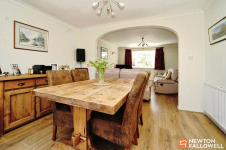 5 bedroom Detached house for sale in Buckingham Drive, Loughborough, LE11