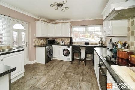 4 bedroom Bungalow for sale in Carlton Crescent, East Leake, LE12