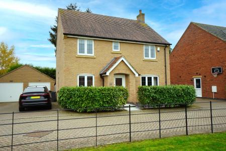 4 bedroom Detached house for sale in Wicket Close, Loughborough, LE11