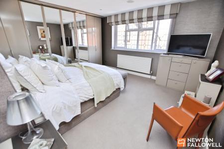 4 bedroom Detached house for sale in St. Phillips Road, Burton-On-The-Wolds, LE12