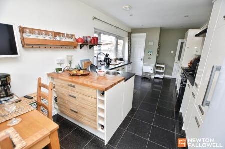 4 bedroom Detached bungalow for sale in Foxhills, Kegworth, DE74