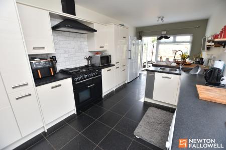 4 bedroom Detached bungalow for sale in Foxhills, Kegworth, DE74