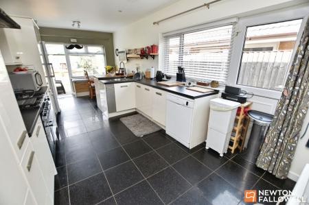 4 bedroom Detached bungalow for sale in Foxhills, Kegworth, DE74