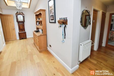 6 bedroom Detached house for sale in Barrow Road, Burton-On-The-Wolds, LE12