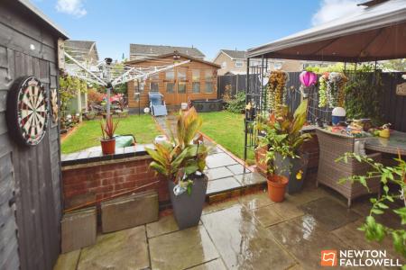 3 bedroom Semi-detached house for sale in Petworth Drive, Loughborough, LE11