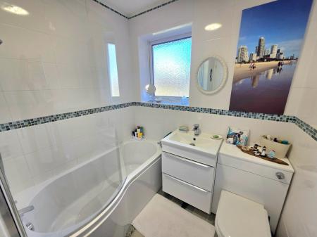 2 bedroom Detached bungalow for sale in Leeming Park, Mansfield Woodhouse, NG19