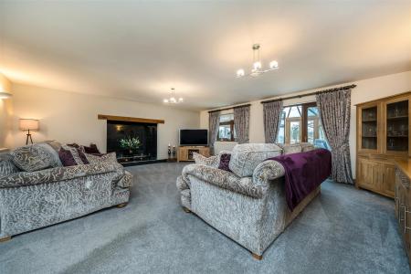 6 bedroom Character Property for sale in Mansfield Road, Papplewick, NG15
