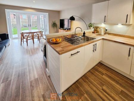 4 bedroom Semi-detached house for sale in Hewers way, Edwinstowe, NG21