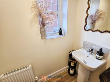 4 bedroom Semi-detached house for sale in Hewers way, Edwinstowe, NG21