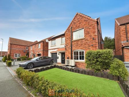 4 bedroom Detached house for sale in Kingfisher Way, Ollerton, NG22