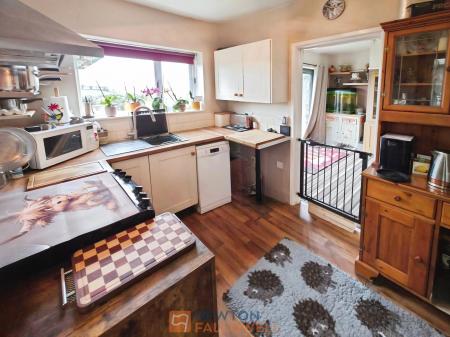 3 bedroom Semi-detached house for sale in Ash Grove, Sutton-In-Ashfield, NG17