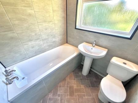 3 bedroom Semi-detached house to let in Hillsway Crescent, Mansfield, NG18