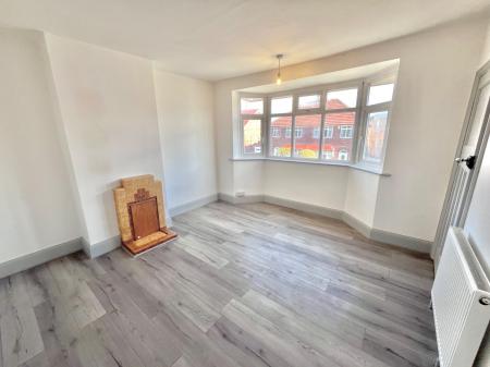 3 bedroom Semi-detached house to let in Hillsway Crescent, Mansfield, NG18