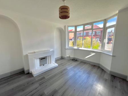 3 bedroom Semi-detached house to let in Hillsway Crescent, Mansfield, NG18