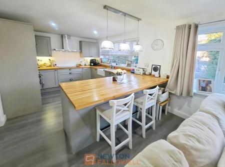 4 bedroom Detached house for sale in Waverley Road, Mansfield, NG18