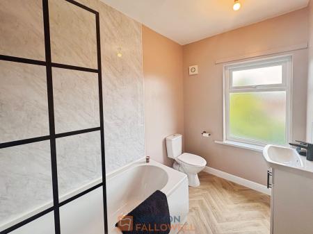 2 bedroom Semi-detached house for sale in Crown Street, Mansfield, NG18